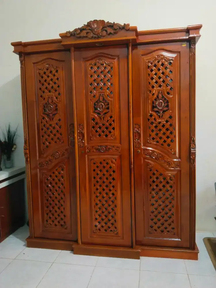 JUAL CEPAT LEMARI 3 PINTU MEWAH FULL UKIR