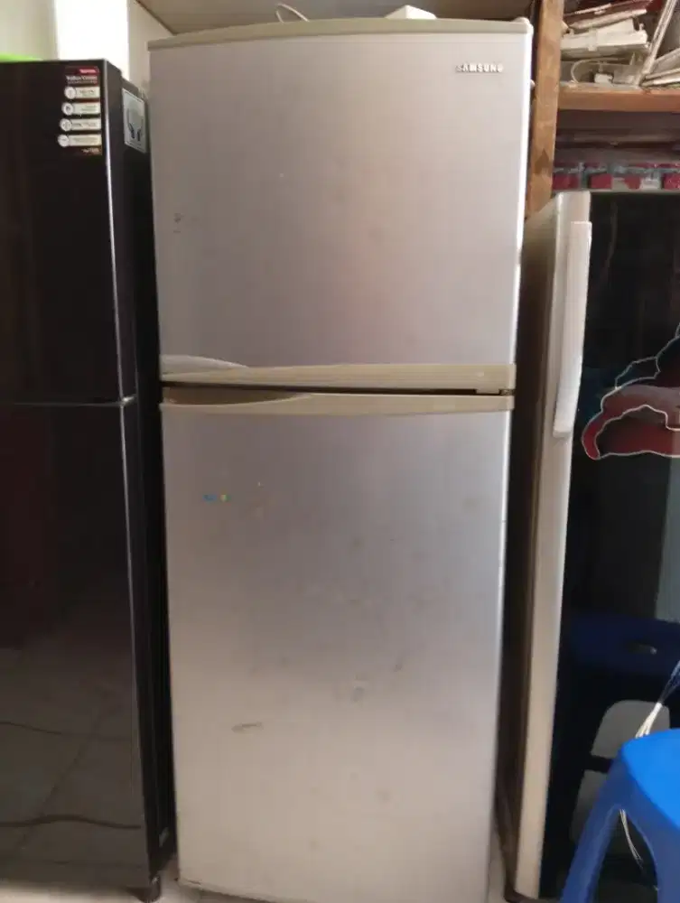 Kulkas bekas 2 pintu Mer Samsung atas bw dingin
