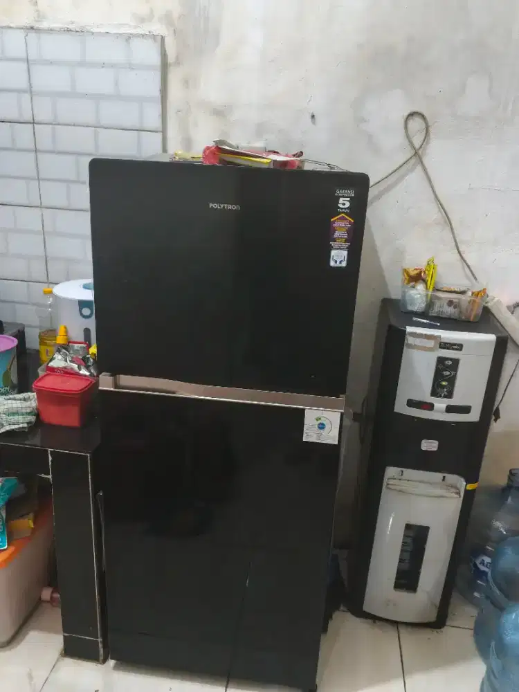 Kulkas 2 pintu Polytron seken bagus