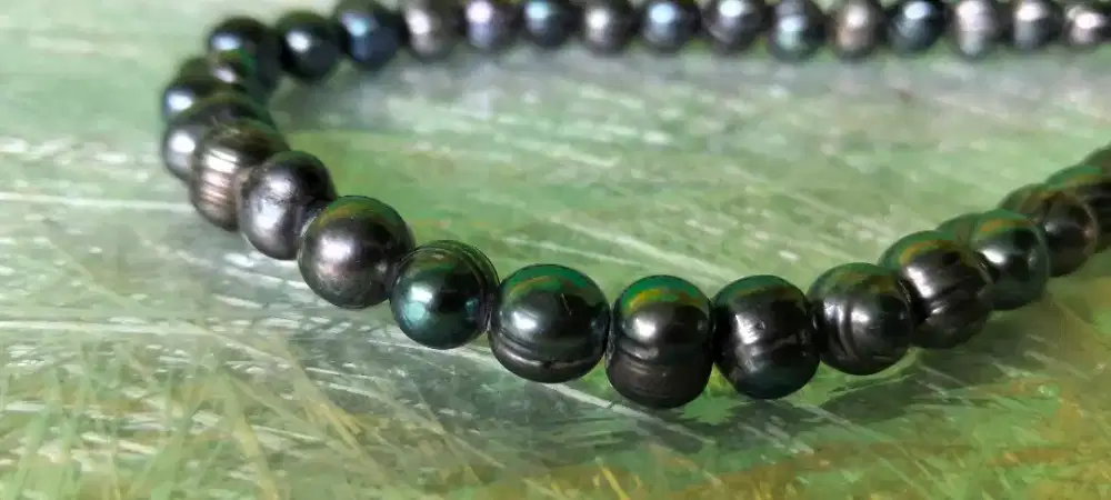 Kalung mutiara hitam