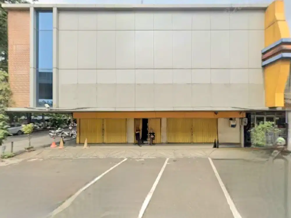 Disewakan: Ruko gandeng-hoek di lokasi super strategis di Boulevard Raya. Akses super mudah