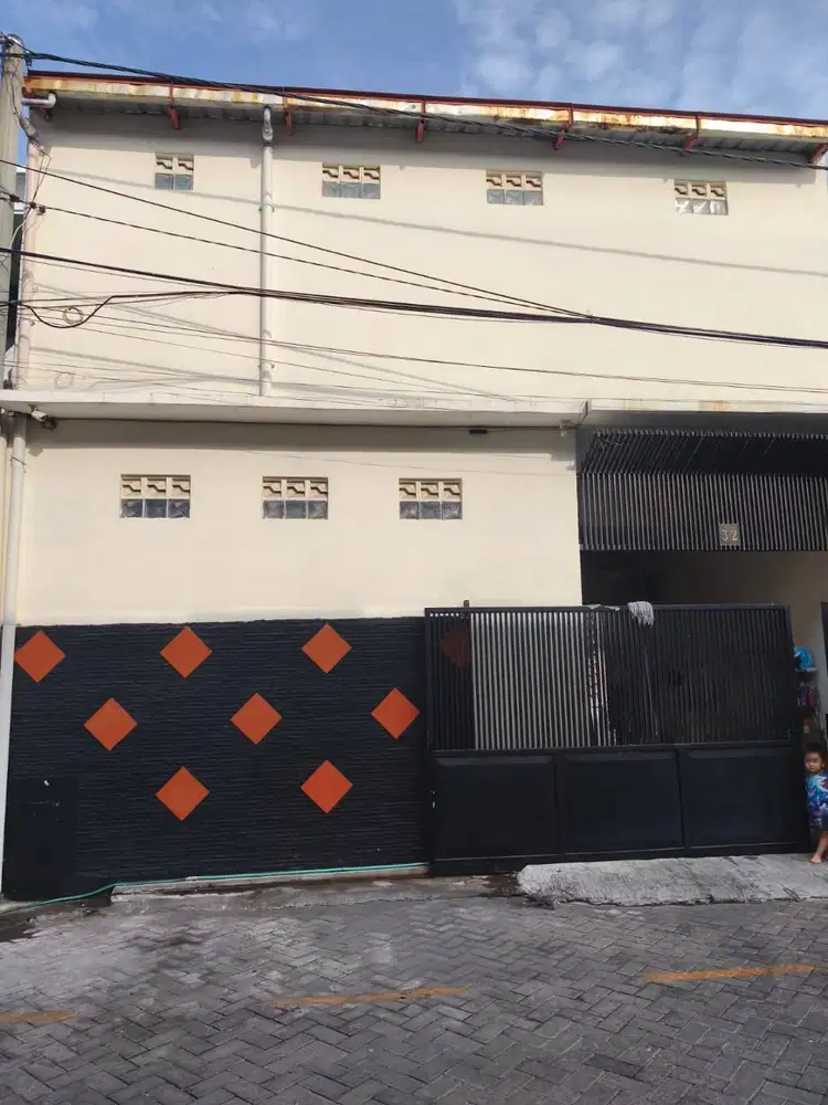 Dijual rumah dan gudang kecil lebak indah town house