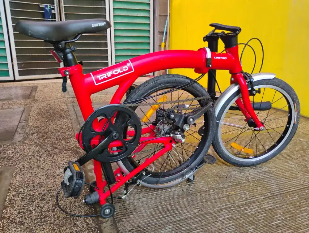 Dijual united trifold 3 merah bekas