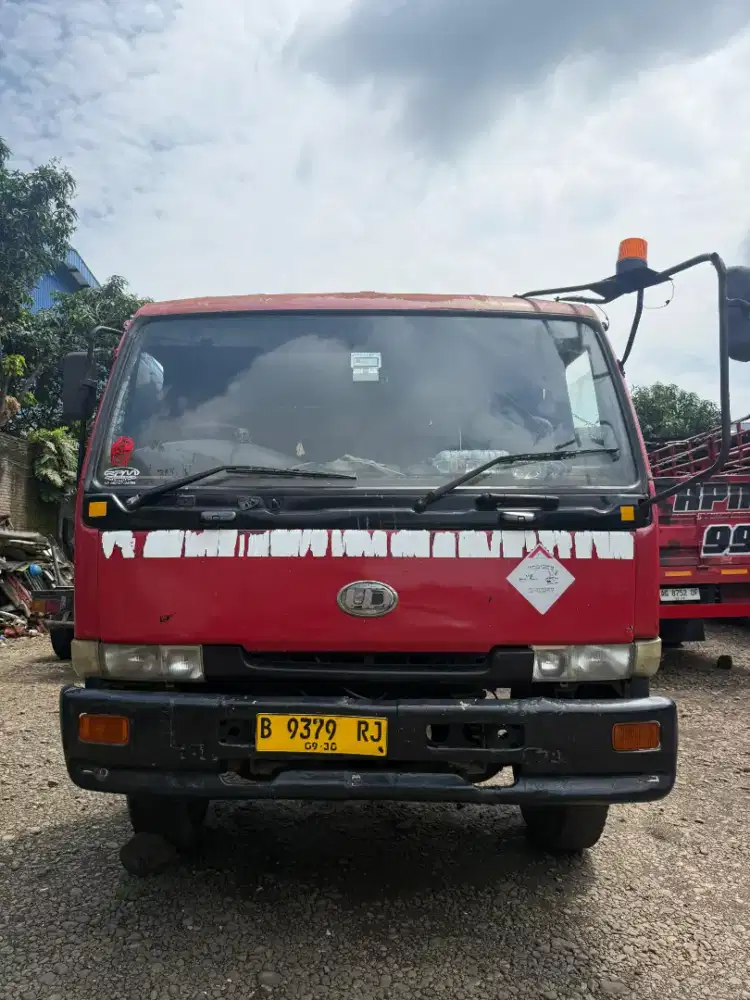 Truk Nissan Euro Engkel PKC211 Th'05 Kabin Sasis Ex Tangki Tgn 1