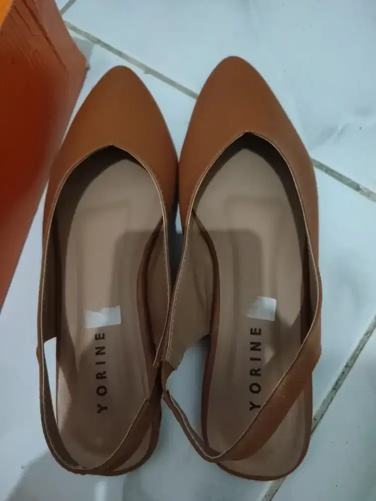 Sepatu bustong dan sepatu sandal bertali