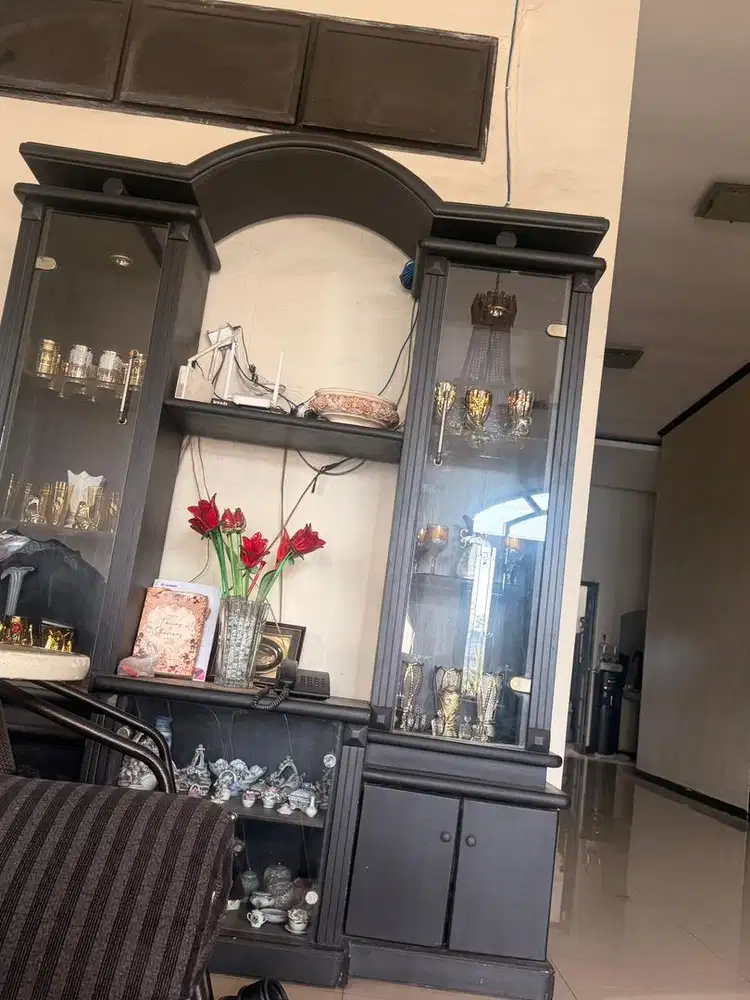 Dijual lemari pajangan