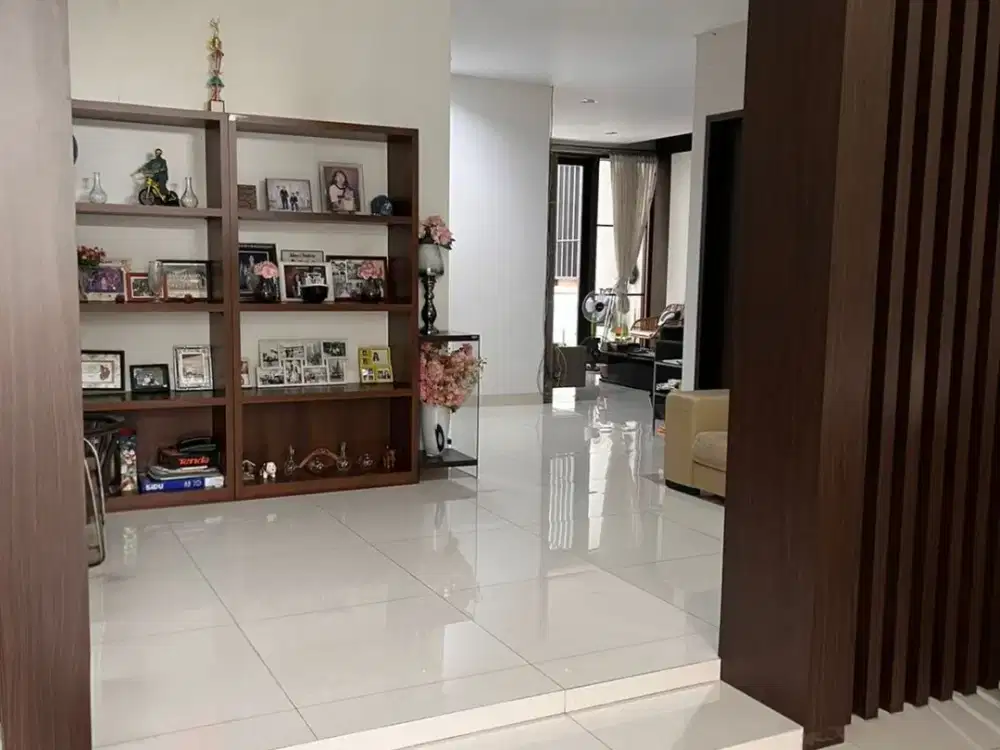 Rumah Mewah 3 Lantai di Boulevard Permata Buana III – 600 m², Carport 4 Mobil, Semi Furnished!