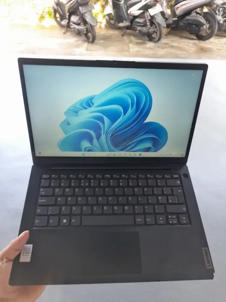 Laptop Lenovo v14