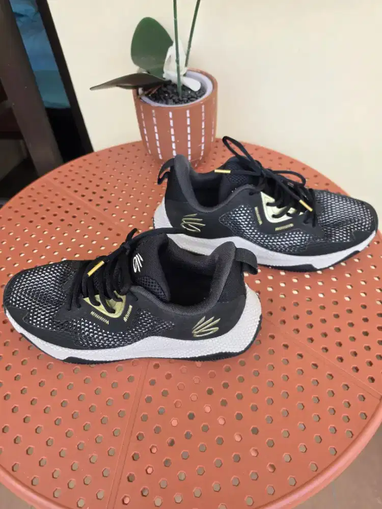 Dijual Koleksi Pribadi Sepatu Pria Size 42 Under Armour Curry Hitam