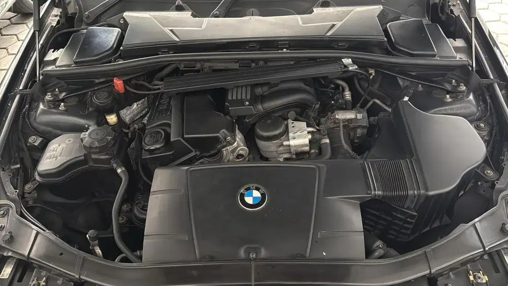 BMW 320i 2010 Bensin