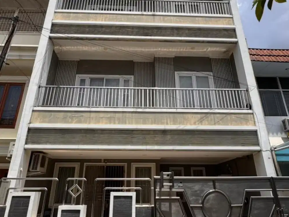 Rumah Megah 110m2 4+1KT Semi Furnished SHM Siap Huni di Bandengan