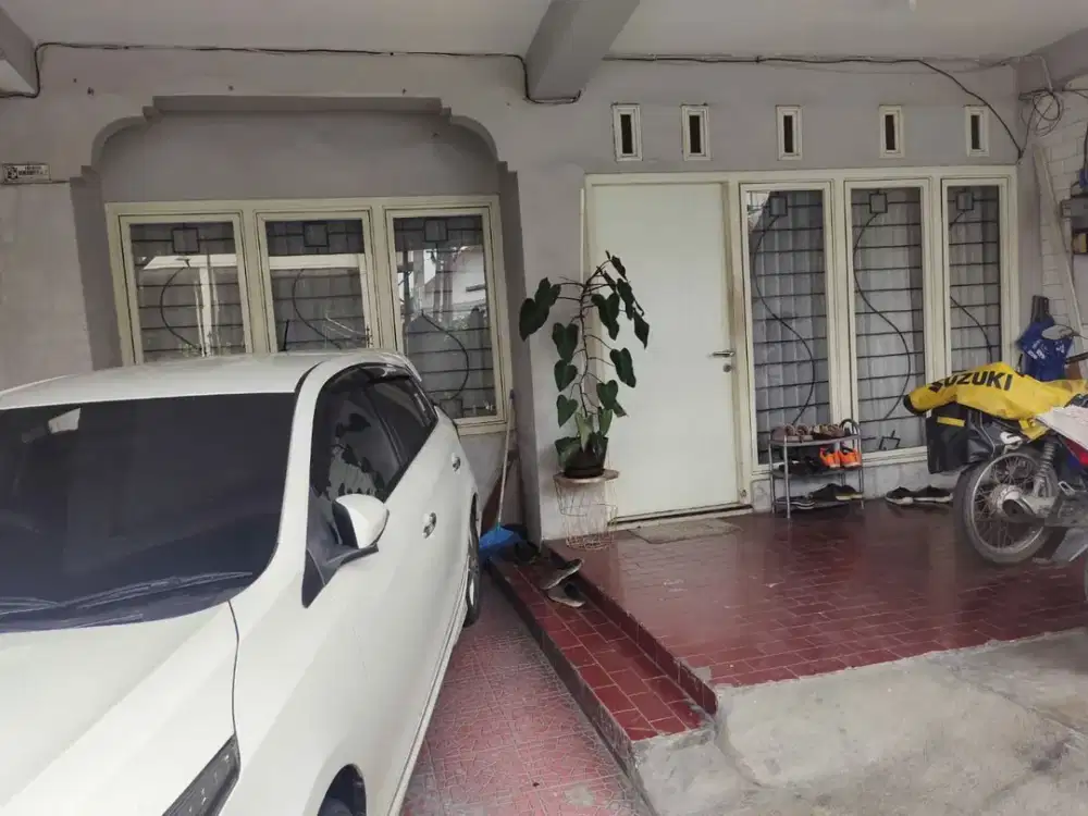 Rumah Gubeng Kertajaya, Strategis