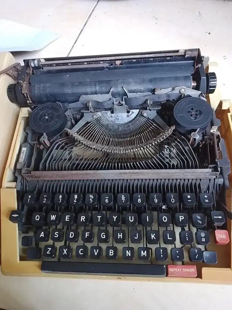 Mesin ketik portabel lawas ada box masih utuh terawat