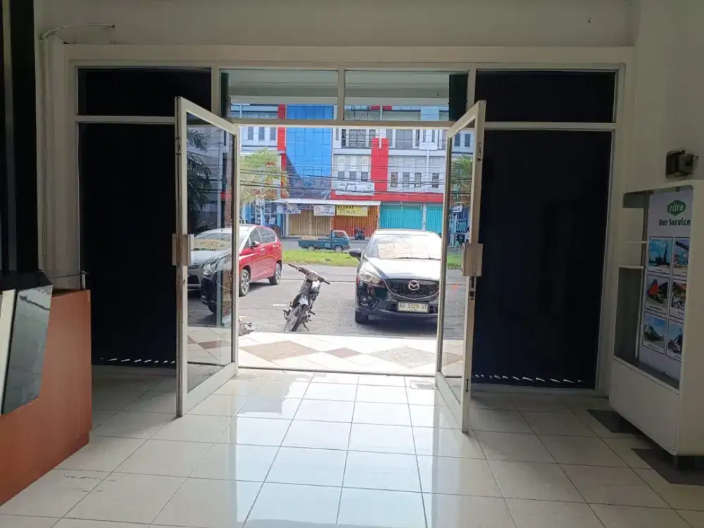 Dijual Ruko Komersial 3 Lantai Area Parkir Ekstra Luas Hadap Utara di Pusat Bisnis Solo Baru