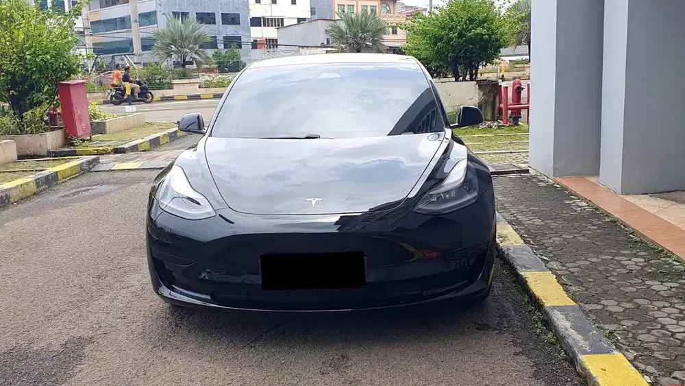 Tesla Model 3 Standard Range Plus Hitam 2022 NIK 2021 Like New Low KM