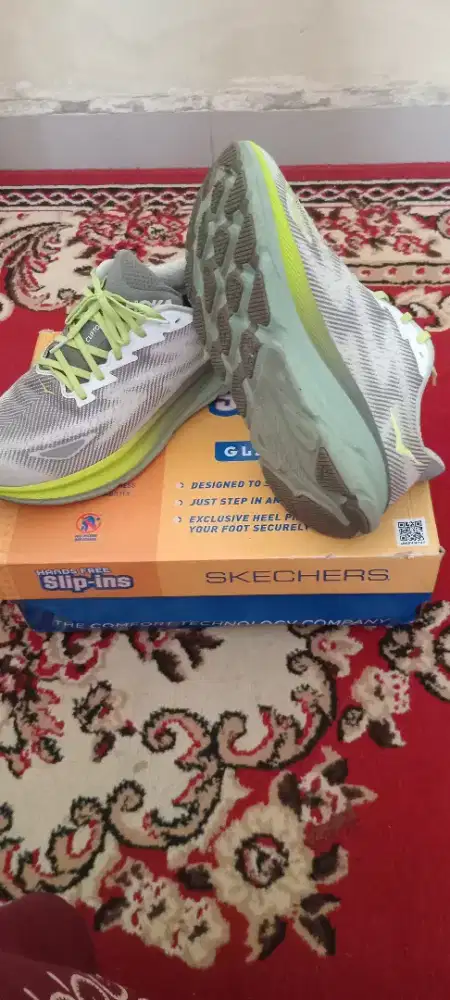 Sepatu Hoka warna hijau