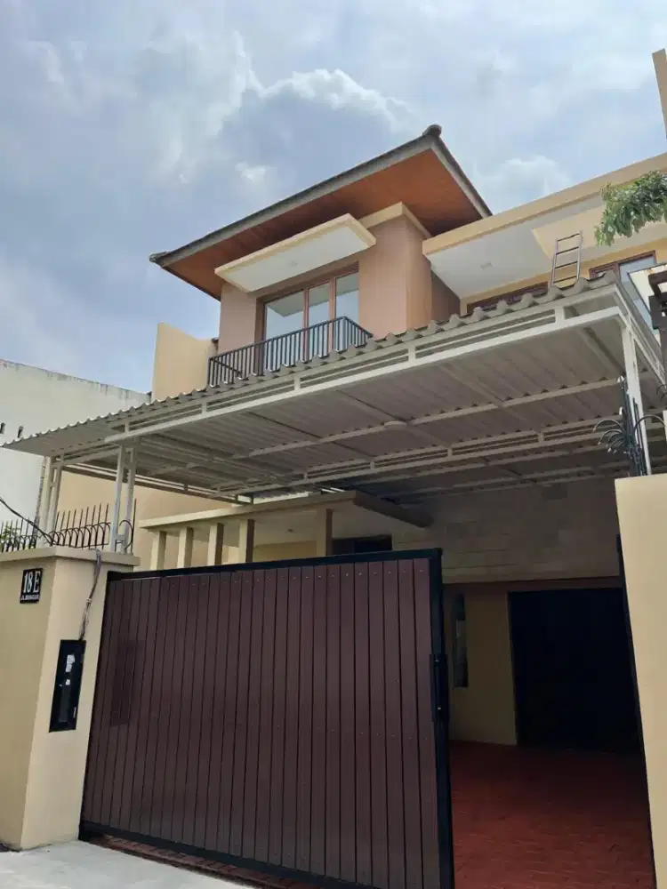 Rumah Di Kemang 2,5 Lantai