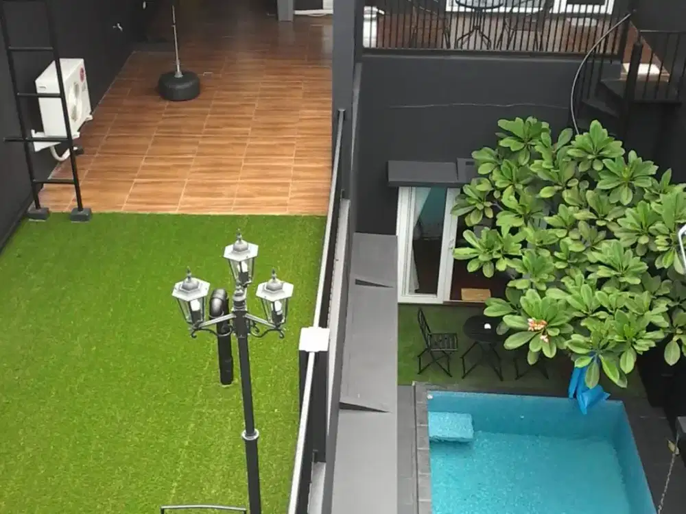 JUAL RUMAH DENGAN KOLAM RENANG