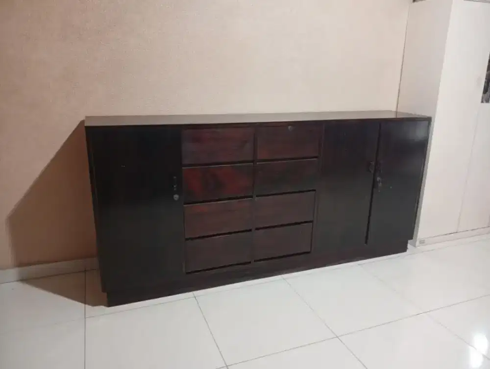 Lemari penyimpanan barang