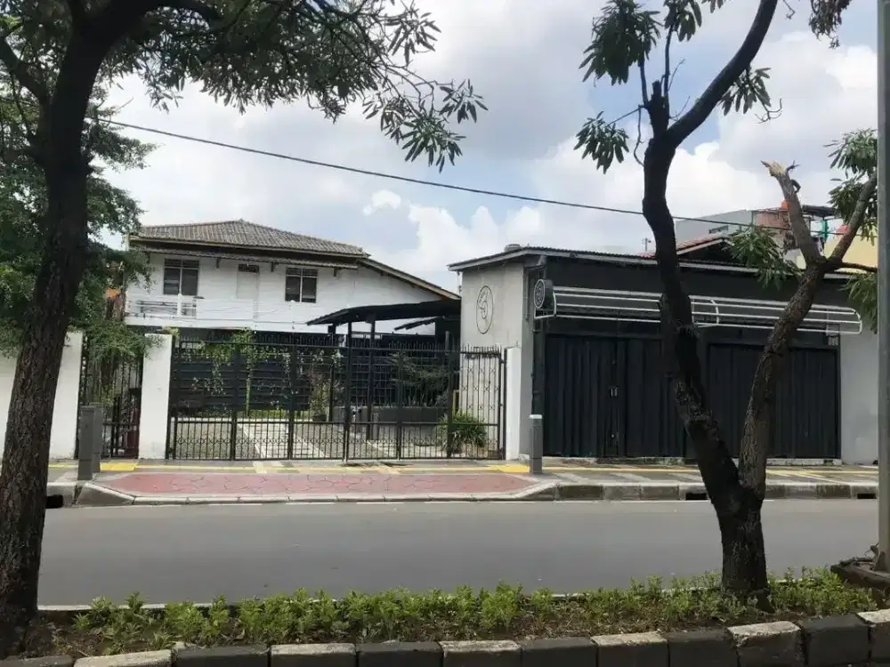 Gudang Tua Rawamangun: LT 700, Jalan Raya, Murah Hitung Tanah, Cocok Café