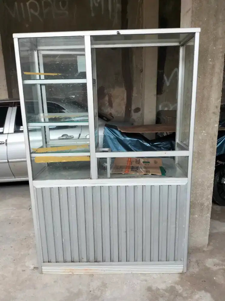 Di jual satu etalase buat jualan mie ayam