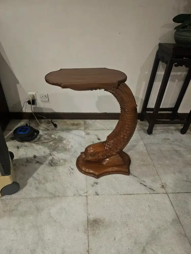 Meja Ukir Ikan Kayu Solid – Side Table Dekorasi Unik
