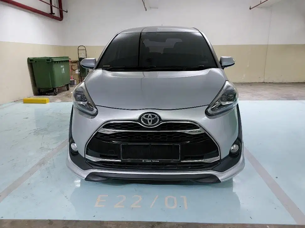 DP MURAH Toyota Sienta 1.5 Q Bensin-AT 2017 Silver CUFAB