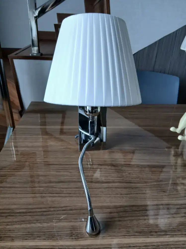 Lampu dinding multifungsi dengan desain modern dan elegan.