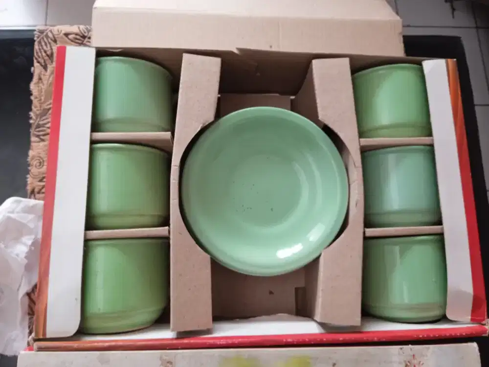 Cangkir dan tatakan Nikura