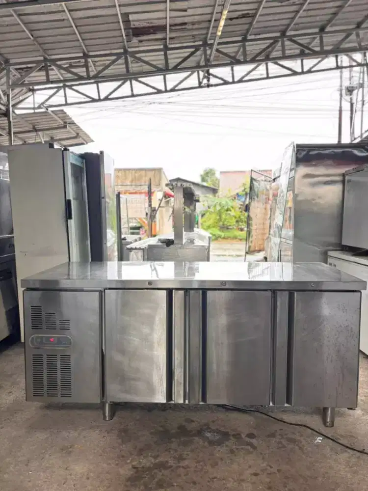 UNDERCOUNTER CHILLER 3 PINTU

Merk GEA
Mulus mesin ori