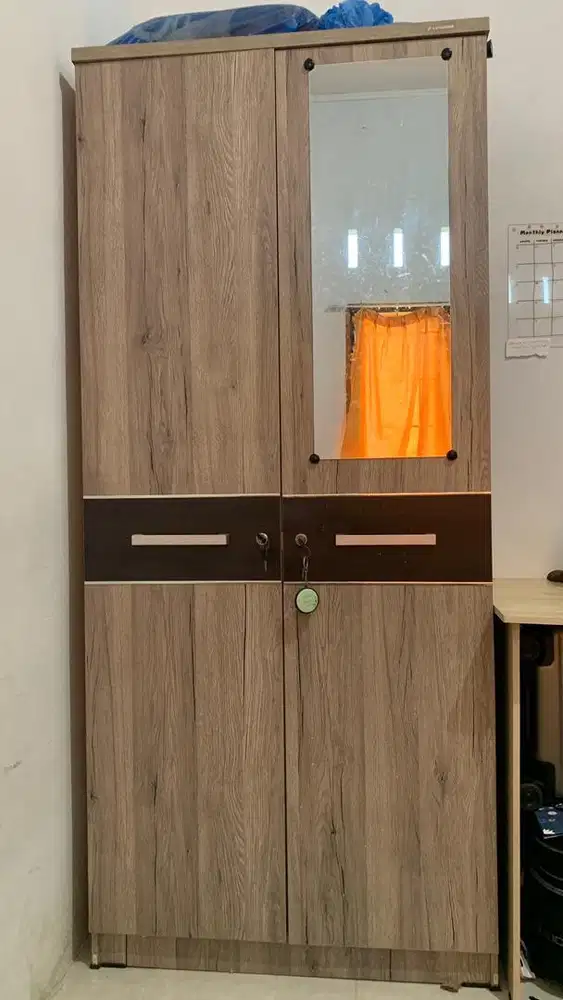 Lemari Pakaian Dua Pintu