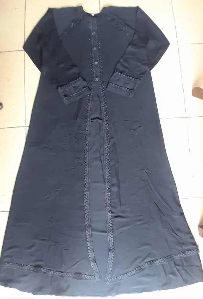 Abaya hitam dengan manik manik menambah kesan mewah, baju kondisi baik