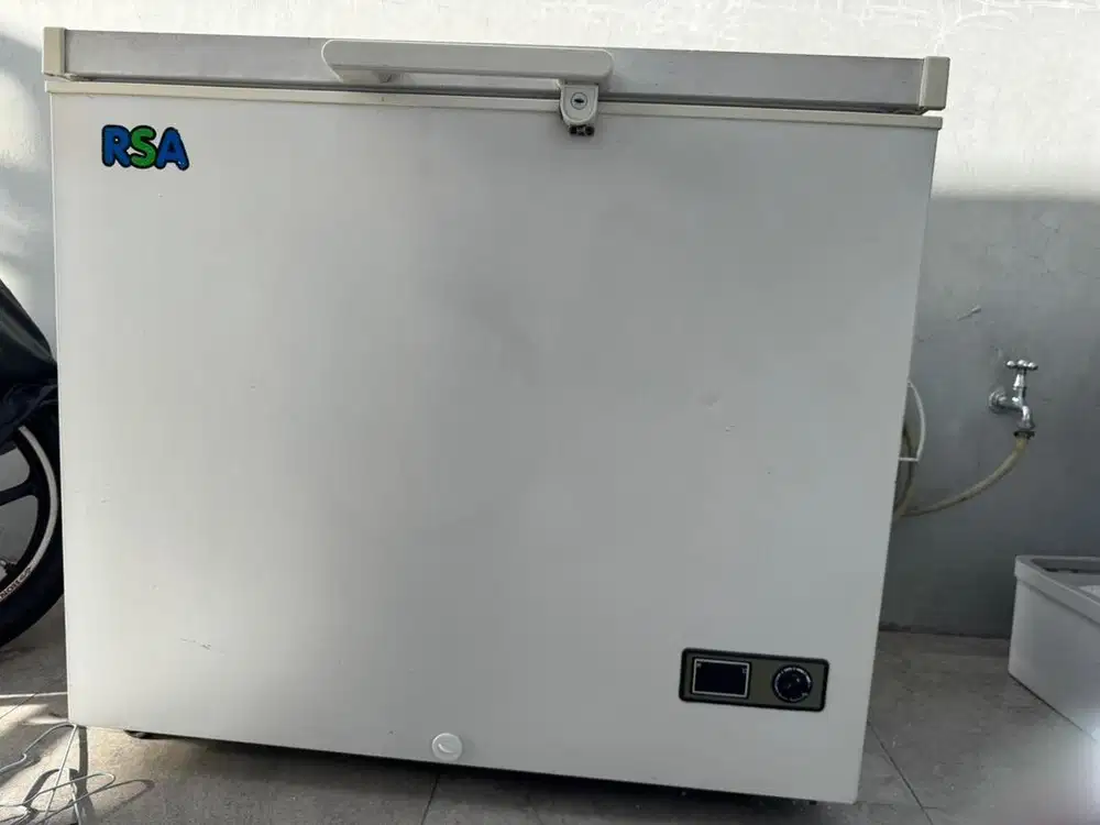 Freezer Box ukuran besar mesin masih nyala merk Gea,