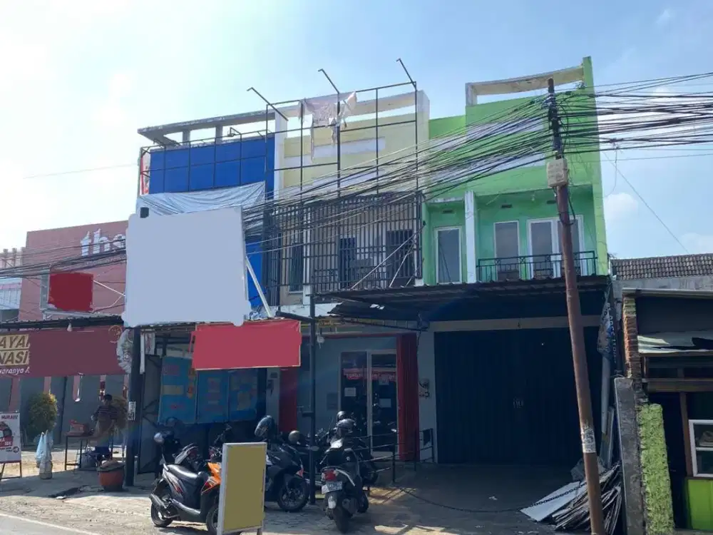 Dijual 2 Ruko Jejer Minimalis Parkir Berkanopi Siap Huni Dikelilingi Kos dan Kampus Ternama Cocok untuk Usaha Kuliner atau Laundry di JL Sigura-gura