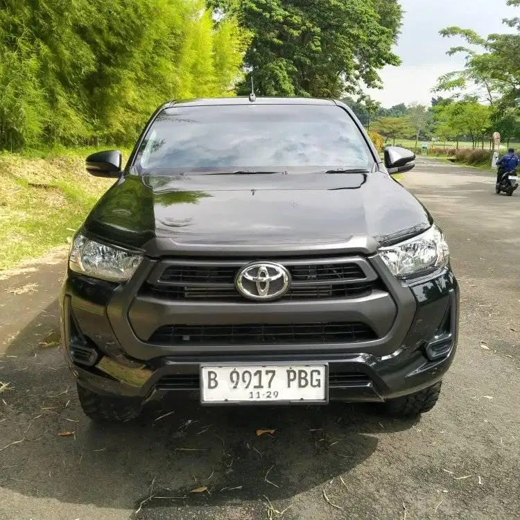 TOYOTA HILUX DC E 2.4 4X4 MT 2023