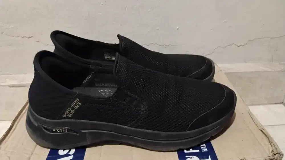 Skechers Hands Free Slip-ins – Arch Fit (Black)
