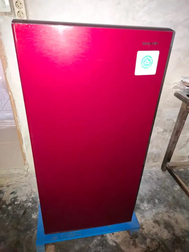 Kulkas sharp warna merah