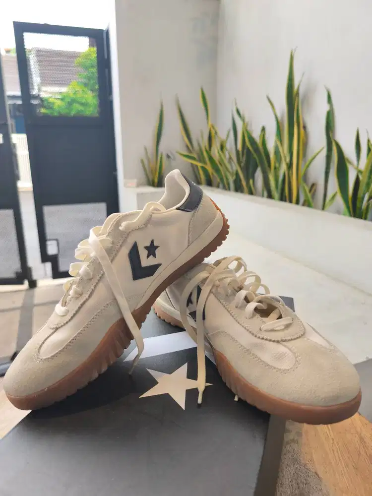 Preloved : Sepatu Converse Run Star Trainer White Black Gum size 42