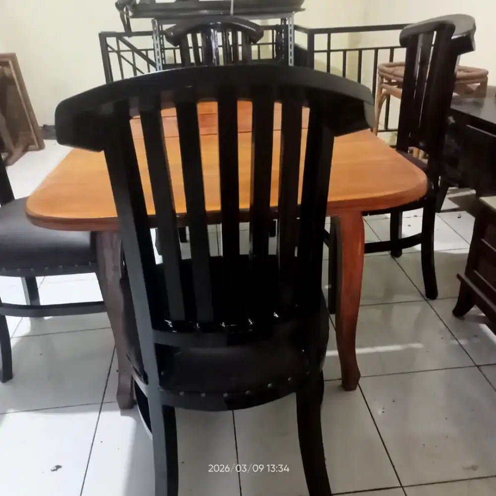 Meja makan kayu jati 4 kursi. Bekas dah melamin Bogor cibanteng