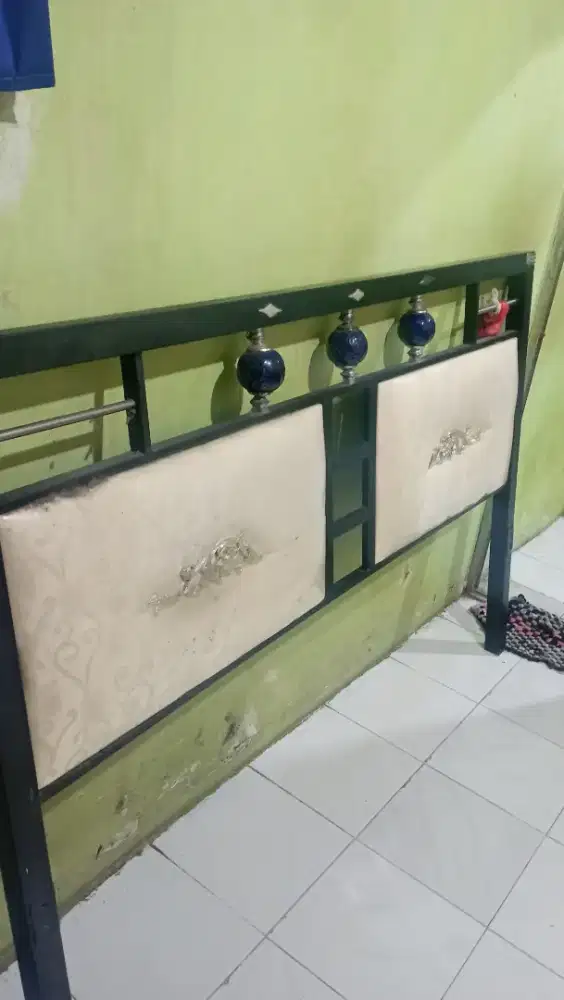 Tempat tidur besi