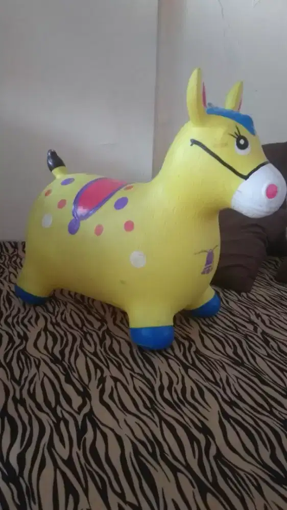 Mainan anak kuda karet