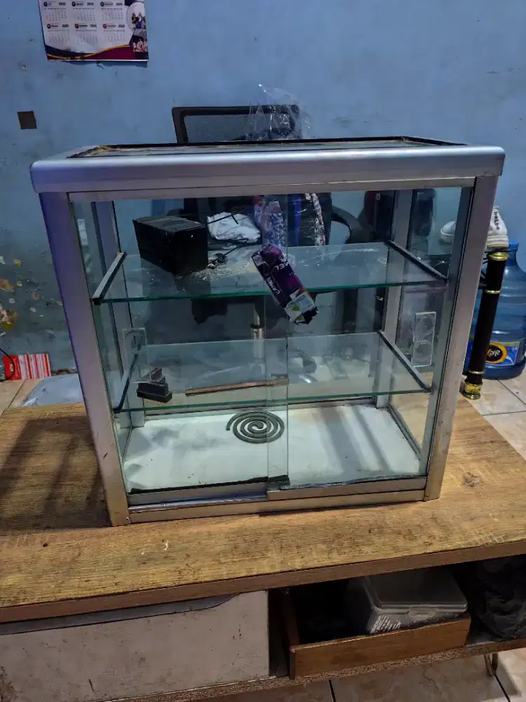 Etalase kaca / rak display buat jualan