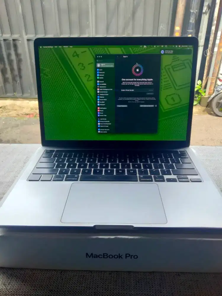 Macbook m1 pro 13 inch 8/256 touchbar kondisi mulus 90%