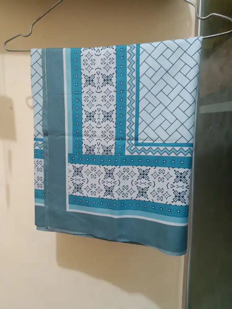 Kerudung segi empat motif