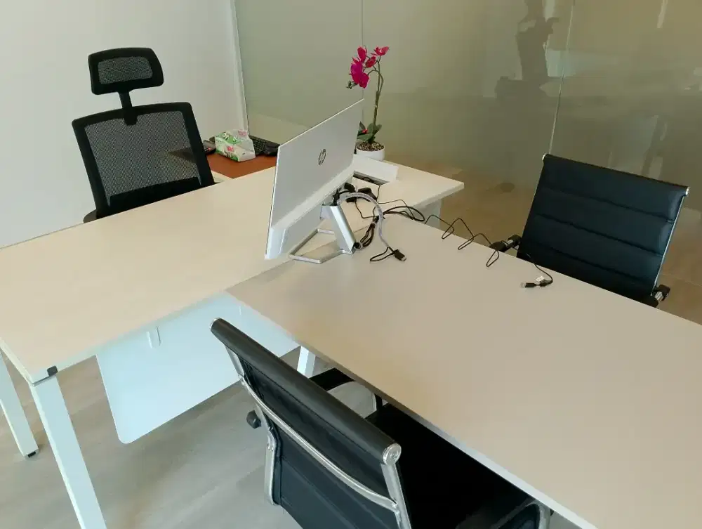 1 Set Meja – Manager / CEO Room