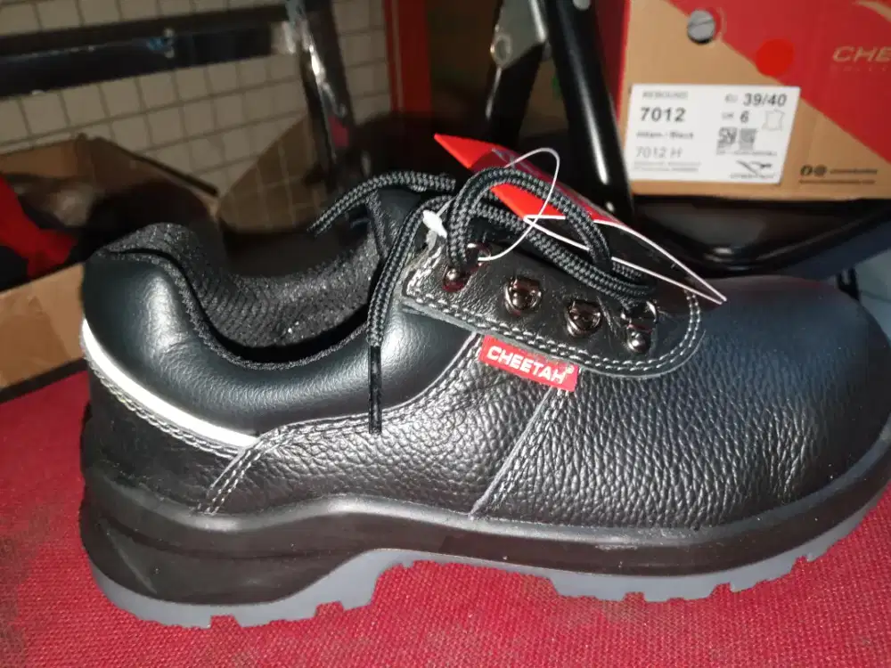Sepatu safety merk cheetah