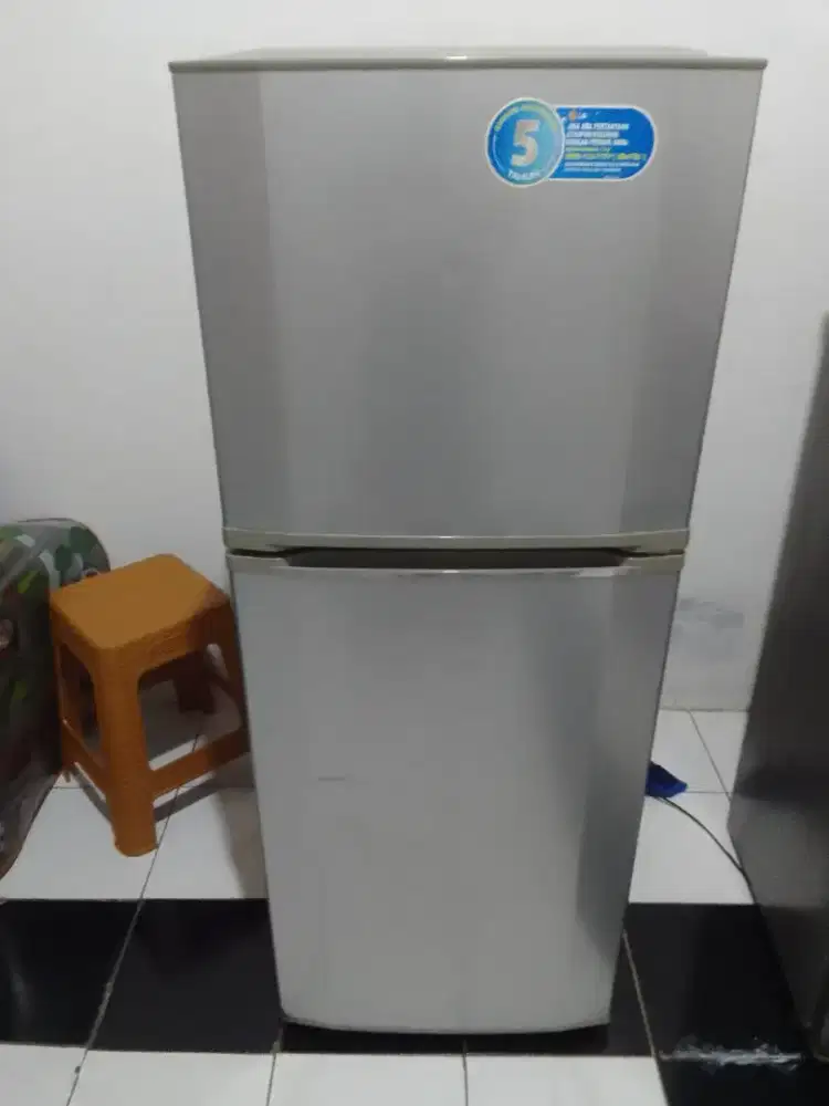 Kulkas 2 pintu merk LG di jamin siap pakai
