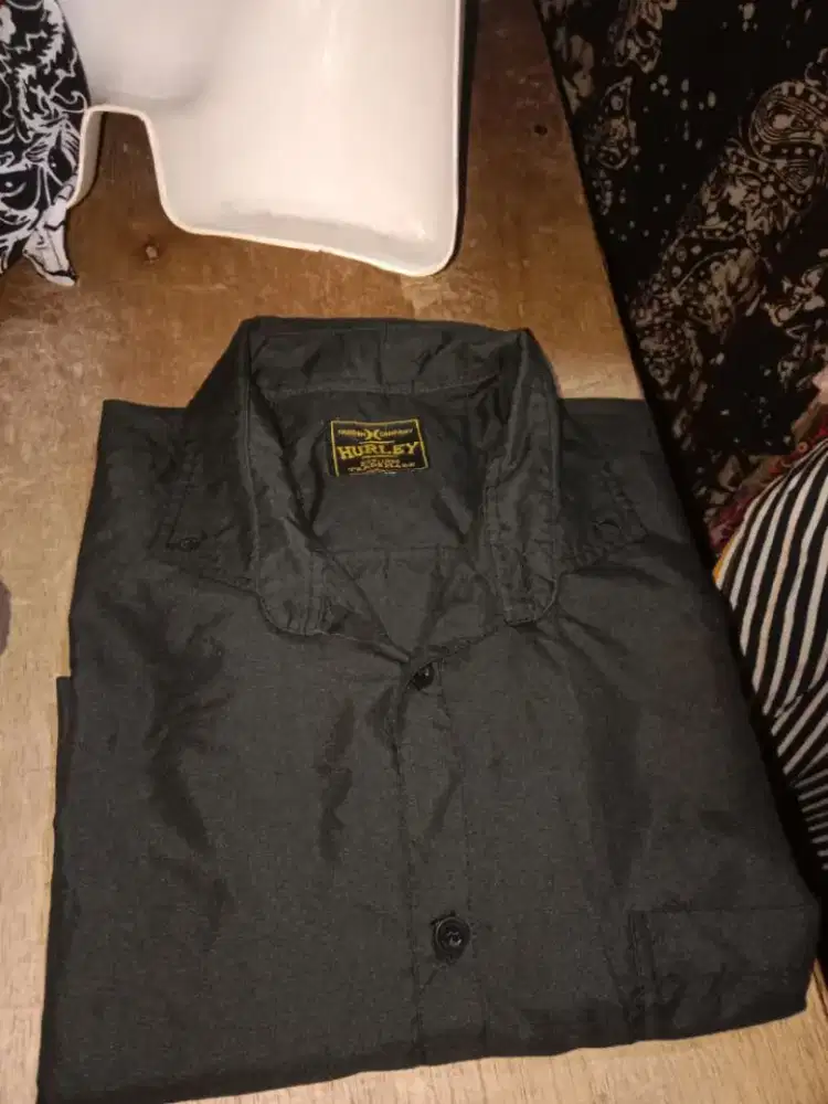 Kemeja hitam lengan panjang