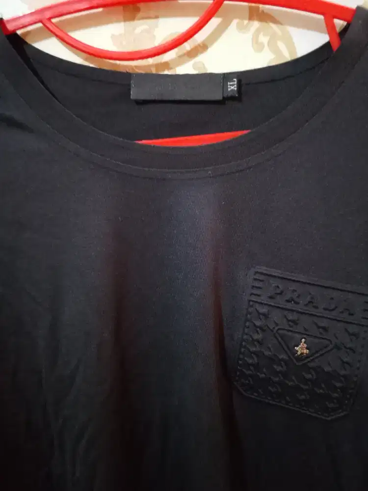 Di jual baju kaos merek Prada size L