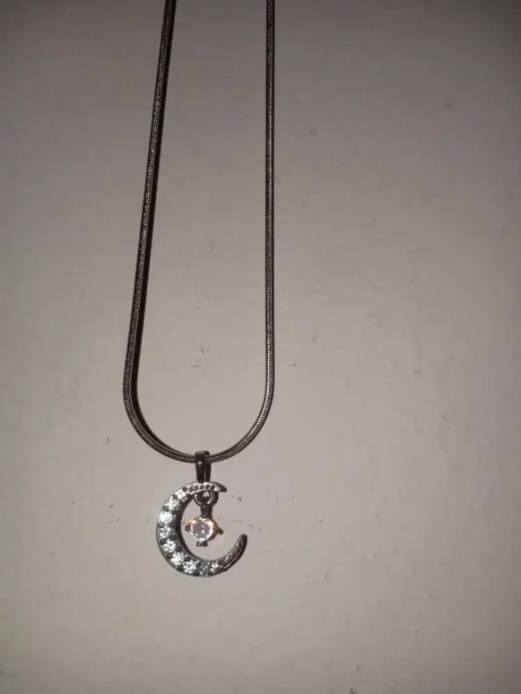 Kalung Palsu Wanita